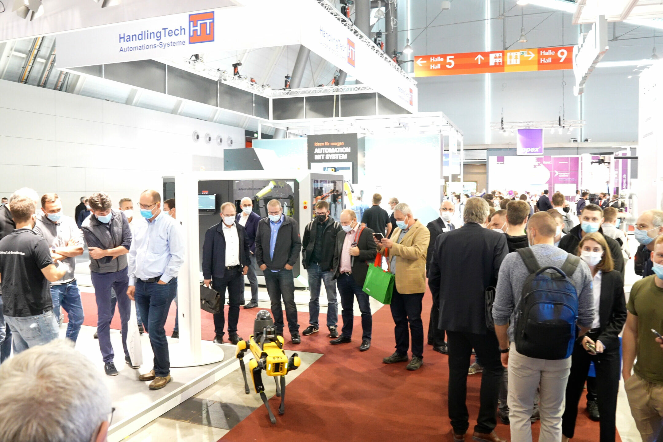 Motek Internationale Fachmesse für Produktions- und Montageautomatisierung motek bondexpo messe 27 scaled uai Messebesucher betrachten Robo-Hund