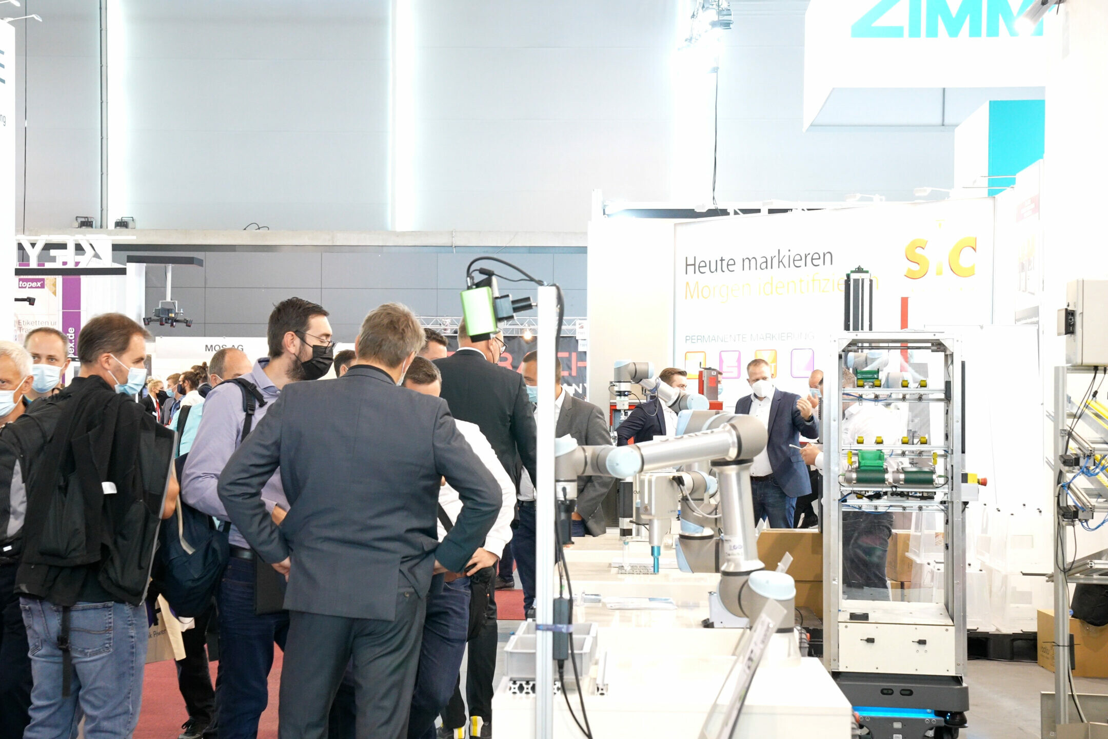 Motek Internationale Fachmesse für Produktions- und Montageautomatisierung motek bondexpo messe 28 scaled uai Fachgespräche zwischen Aussteller und Besucher