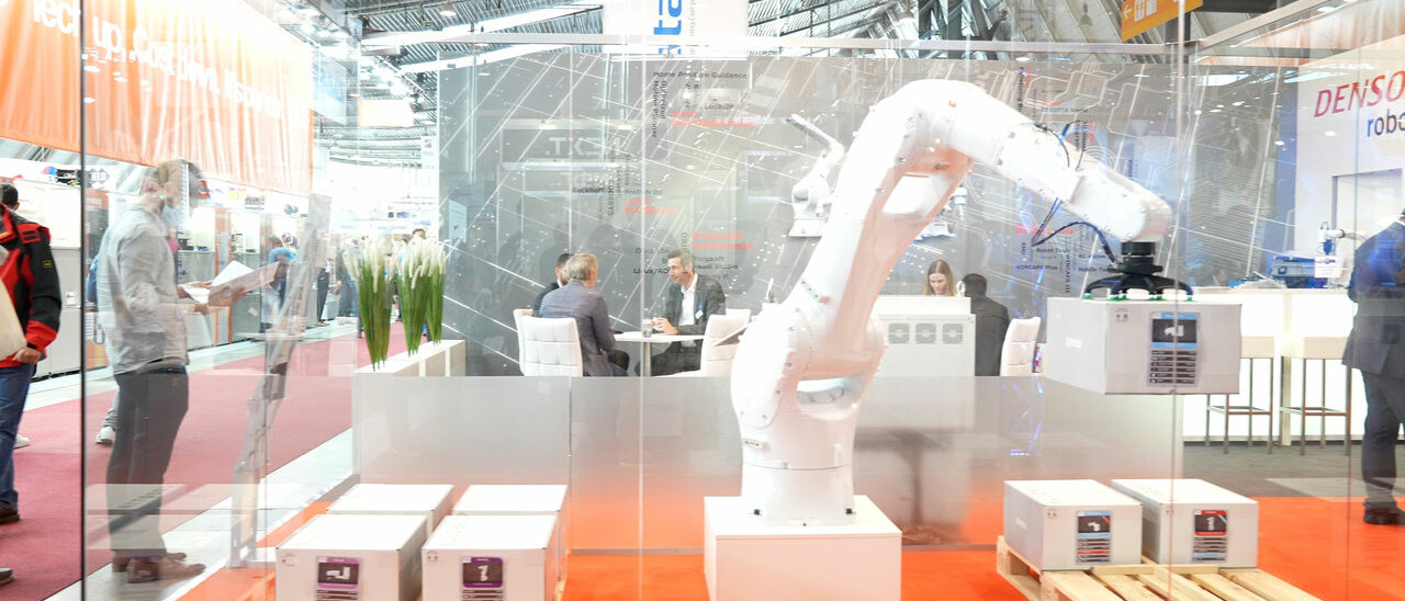 Motek Internationale Fachmesse für Produktions- und Montageautomatisierung csm C0455.MP4.00 56 52 39.Standbild001 c0b19aa542 uai